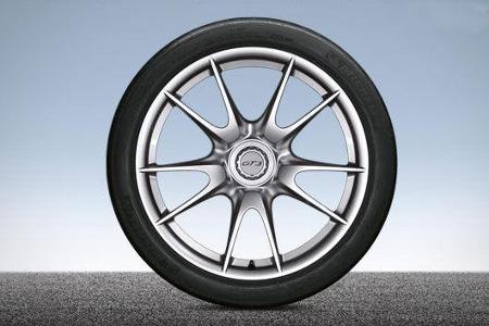 Reifendimension vorne: 235/35 ZR 19 auf 8,5 J x 19 und hinten 305/30 ZR 19 auf 12 J x 19.