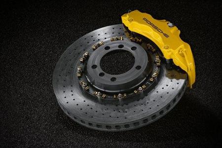 Serienmäßig sind die Aluminium-Bremssättel mit Bremsscheiben im Durchmesser 380 mm vorne und 350 mm hinten.
