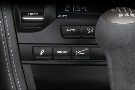 Per Knopfdruck kann stufenweise die Querdynamikregelung Stability Control (SC) und die Traction Control (TC) abgeschalten we...