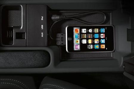 Bis zu drei Anschlüsse von iPod, USB-Stick/M3-Player oder eine beliebige Audioquelle sind vorhanden.