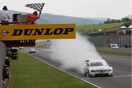 Pole-Setter Scheider fabrizierte einen Fehlstart und so konnte Jamie Green den ersten Saisonsieg für Mercedes einfahren.