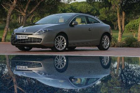 Das gut 4,6 m lange Coupé ist in sechs Motorisierungen zu haben.