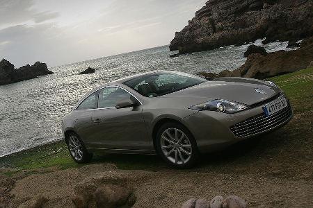 ... einem von Nissan entliehenen 3,5-Liter-V6 mit 238 PS und ...