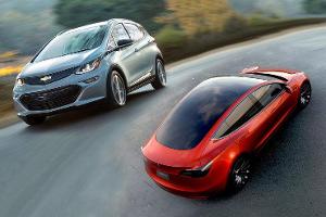 Tesla Model 3 im Vergleich mit dem Chevrolet Bolt