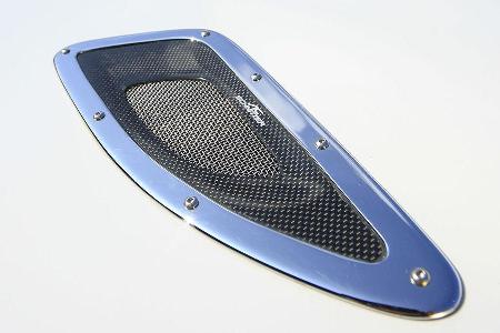 Die chromeingefassten Motorhaubenöffnungen dienen der zusätzlichen Be- und Entlüftung.