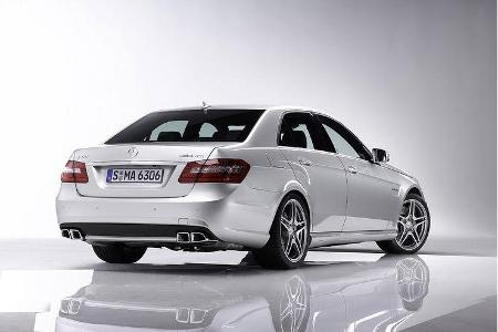 Gänzlich neu im AMG ist auch die Kombination aus Stahlfederung an der Vorder- und Luftfederung an der Hinterachse - jeweils ...