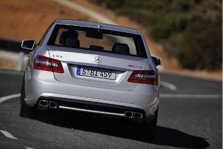 Optimalen Grip sollen die AMG 18 Zoll-Leichtmetallräder in neun beziehungsweise 9,5 Zoll Breite mit Reifen der Dimension 255...