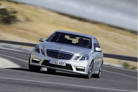 Mercedes gibt den Verbauch mit 12,6 Liter pro 100 Kilometer an, der CO2-Ausstoß liegt bei 299 g/km.
