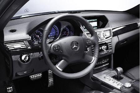 Der Mercedes E 63 AMG wartet im Innenraum mit einem neuen Sportlenkrad auf.
