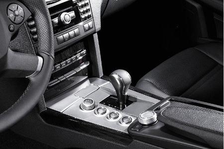 Kleiner Schaltknauf mit Tipp-Logik exklusiv für den E63 AMG.