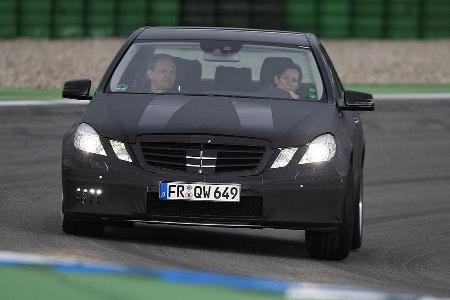 Bei der Fahrt tritt das neue E-Klasse-Topmodell, der 525 PS starke Mercedes E 63 AMG, im Tarnkleid an. Ganz ohne Make-up wur...