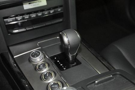 Der kurze Automatik-Wählhebel und die Schaltkulisse mit gesonderter P-Taste sind ebenso wie die zum Fahrer hin orientierte D...