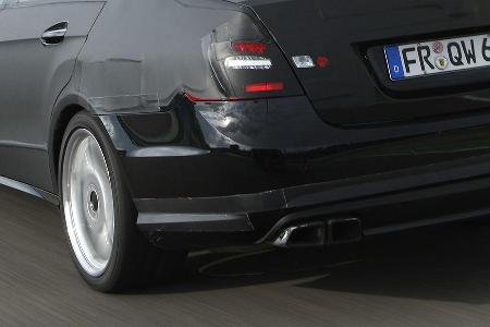 Vier individuelle Fahrprogrammen nebst Race-Start-Funktion sowie ein dreistufiges ESP sind mit an Bord.