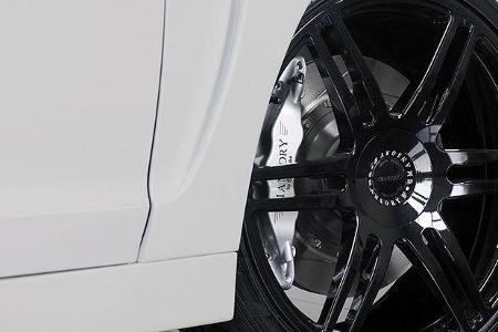 In den Radhäusern rollen 22-Zoll große Schmiedefelgen mit 265/35 bzw. 305/35er Bereifung. Dahinter die artgerechte Brembo-Br...