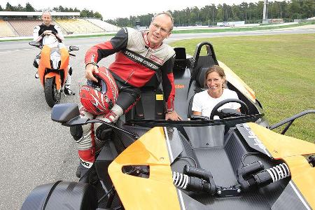 Redakteurin Anja Wassertheurer mit den Motorrad-Kollegen Ralf Schneider und Karsten Schwers.