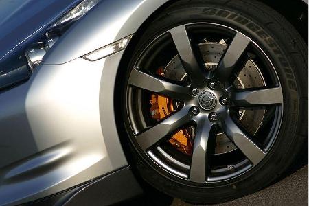 Hinter den 20-Zoll-Leichtmetallfelgen weisen 380-Millimeter-Scheiben und dicke Brembo-Sättel auf Leistungsbereitschaft hin.