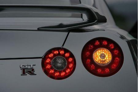 Die Rückleuchten erinnern noch ein wenig an den Vorgänger, den mittlerweile zum Kultobjekt avancierten R34 Skyline GT-R.