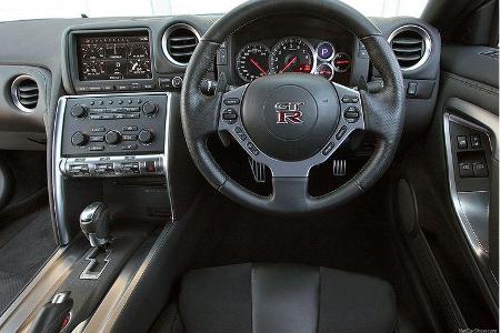 Luxus und Infotainment statt rudimentärer Sportlichkeit â mit Multifunktions-Display im Stil einer PlayStation-Station.