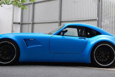 ... ein Flügel und einen Diffusor kennzeichnen den babyblauen Wiesmann als Sportgerät.
