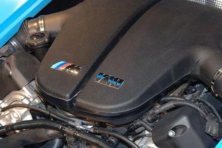 Als Antriebsquelle dient der V 10 aus dem M5 - mit fünf Liter Hubraum und 507 PS