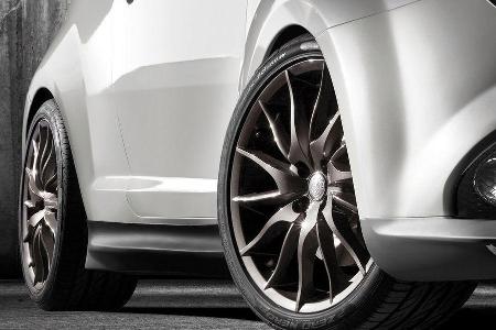Die Karosse haben die Italiener verwindungssteifer gemacht und um 20 Millimeter dem Erdboden näher gebracht.