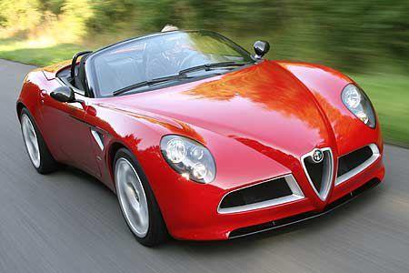 Die Front des 8C, trägt unverkennbar Züge, die bereits 1964 am Coupé Giulia TZ2 von Leichtbau-Spezialist Zagato zu sehen waren.