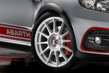 Der Abarth rollt auf Niederquerschnittsreifen der Dimension 215/40 ZR18.