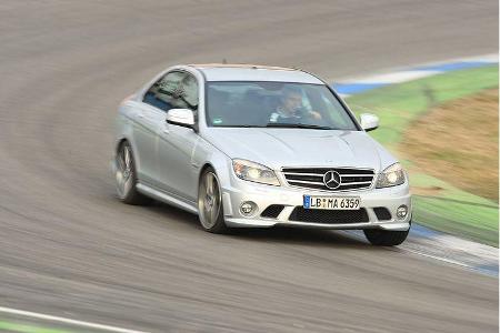 AMG begründet dies mit den engeren Platzverhältnissen im Motorraum und der Luftzuführung.