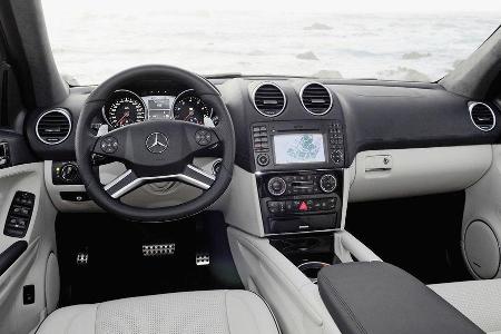 Das Cockpit wird in zweifarbiges Leder gehüllt.