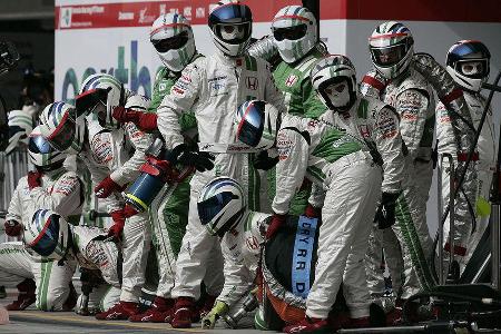 So auch Honda, die sich aus der Formel 1 zurückziehen und rund 700 Mitarbeitern eine ungewisse Zukunft bescheren.