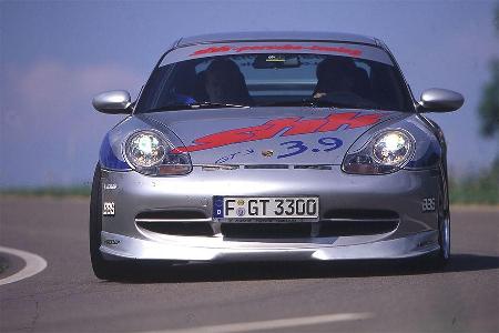 Es war anno 2001 als gleich zwei Sportwagen eine bis dato Rekordrunde in Hockenheim aufs Parket legten. Der SHK-Porsche 911 ...