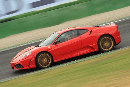 Platz 14 ist gleich dreifach besetzt. Dabei ist der Ferrari 430 Scuderia mit seiner Zeit von 1.10,3 min ...