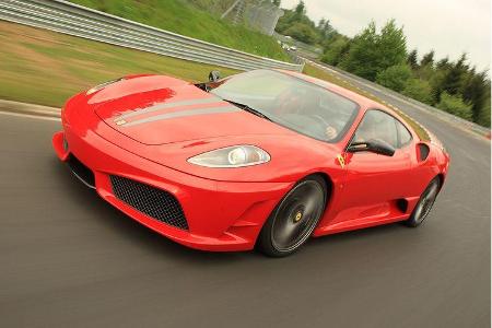 Exakt ein Zehntel schneller schafft es der Ferrari 430 Scuderia. Trotz schwächerem Motor steht er in dieser Prüfung vor sein...