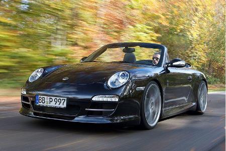 Das Techart-Porsche Turbo Cabrio - hier im neuen Aerodynamik-Kit - knabbert nochmals ein weiteres Zehntel ab.