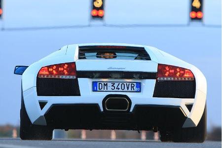 Der Lamborghini Murciélago LP 640 lässt noch 11,2 s verstreichen, ehe die Nadel an der 200 vorbei marschiert.