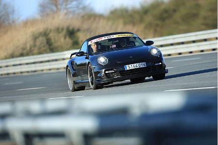 Das 9ff-Porsche Turbo Cabrio TRC-78 leistet gewaltige 781 PS. Jedoch tritt die Leistung so richtig erst in höheren Lagen in ...