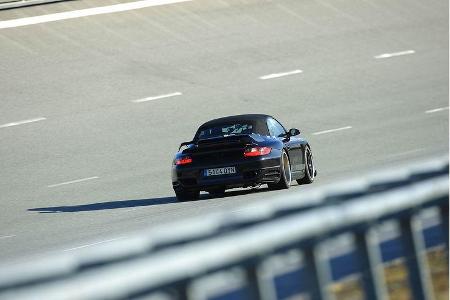 Der träge Ladedruckaufbau nach den Schaltvorgängen kostet wertvolle Zeit. Dennoch knackt das Cabrio die 11-Sekunden-Marke. 1...