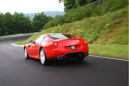 Das formschöne und emotionale Coupé aus Maranello gebietet über 620 PS aus einem Sechs-Liter-V12.