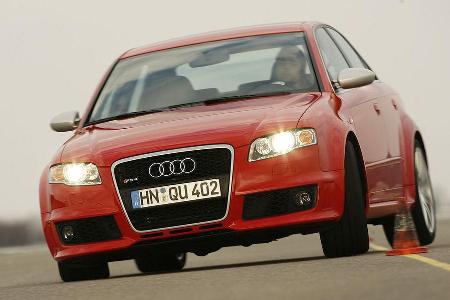 Gerade einmal ein km/h schneller durcheilt die Audi RS4 Limousine den Parcours.