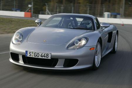 Porsches Ãberwaffe, der Carrera GT reiht sich ebenfalls in die Reihe der Testfahrzeuge ein ...