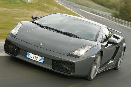 Für deutlich über 200.000 Euro kommt der Lamborghini Gallardo Superleggera auf die Bühne. Der besonders fahrdynamisch optimi...