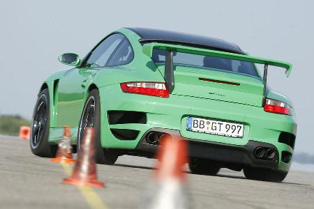 Der bereits in 2. Generation gebaute 911er Turbo - diesmal mit Allradantrieb - stellt sich auf die gleiche Stufe ...