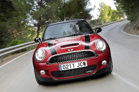 Die Nähe zum Rennsport sollen leistungsstärkere und vorne innenbelüftete Bremsen dokumentieren.
