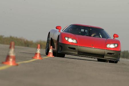 Die schwedische Antwort auf Bugatti und Co. verfolgt konsequent die konventionelle, am Rennsport orientierte Schiene; ...