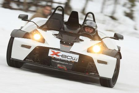 Doch nicht nur auf Asphalt macht das KTM-Leichtgewicht mächtig Spaß. Auch auf Schnee zaubert der X-Bow seinem Piloten ...