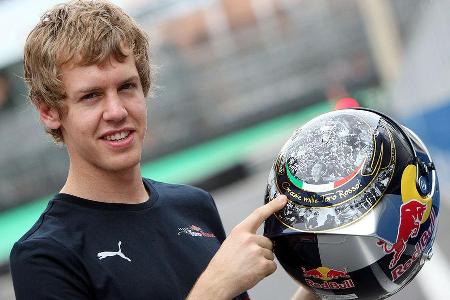 Sebastian Vettel versuchte die ein oder andere Dame mit seinem neuen Helmdesign zu beeindrucken.