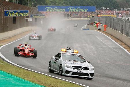 Nach dem ganzen Durcheinander musste das Safety-Car für Ordnung sorgen.