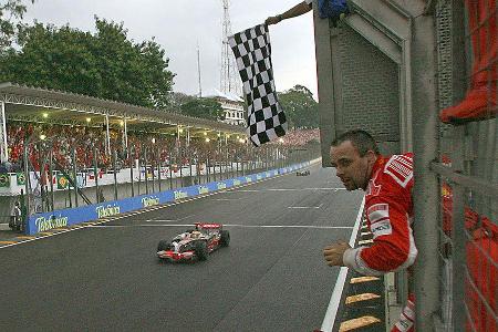 Der Ferrari-Jubel verstummte schnell als Hamilton als Fünfter die Ziellinie überquerte.