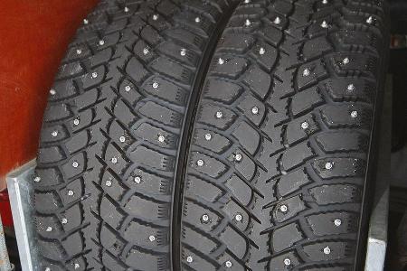 Spezialitäten des Mitsubishi-Wintertrainings: Kumho-Lamellenreifen mit 130 Spikes.