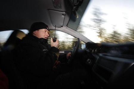 Uwe Nittel gibt nicht nur Anweisungen neben der Strecke, sondern auch während er selbst aktiv ist.
